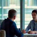 Consultant discutant avec un client